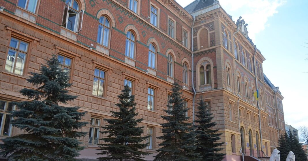Здание: ОГА (ОВА) в Черновцах